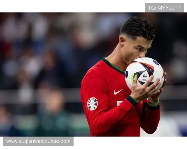 C罗不敢直视点球大战终见葡萄牙晋级泪洒赛场情难自抑